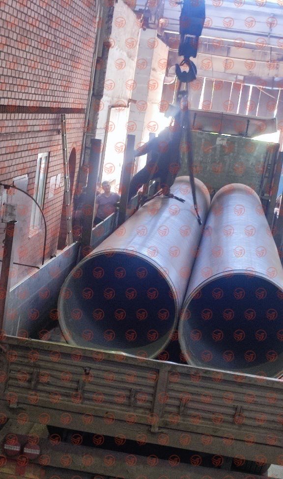 Погрузка металлических труб в фуру
